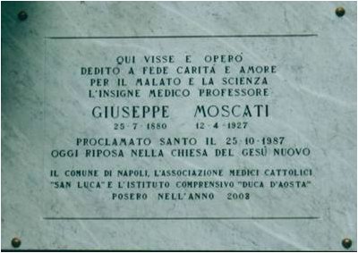 Via Cisterna dell'Olio - lapide a Giuseppe Moscati - Napoli.jpg